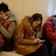 Половина китайских родителей предпочитает детям телефон