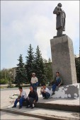 Китайские рабочие ремонтируют памятник Ленину на Урале. Добровольно и бесплатно!