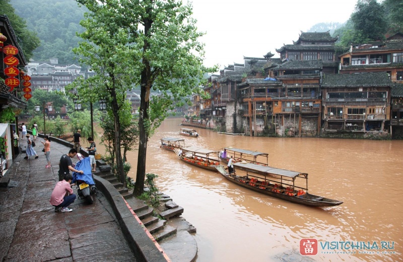 Прогулка по реке Тоцзян - обязательный пункт программы посещения Фэнхуана