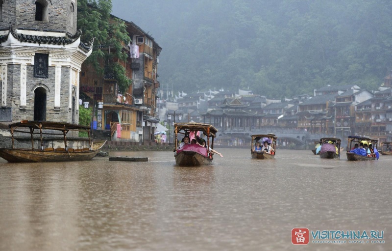 Прогулка по реке Тоцзян - обязательный пункт программы посещения Фэнхуана