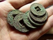 Китайский крестьянин нашел на огороде клад из древних монет