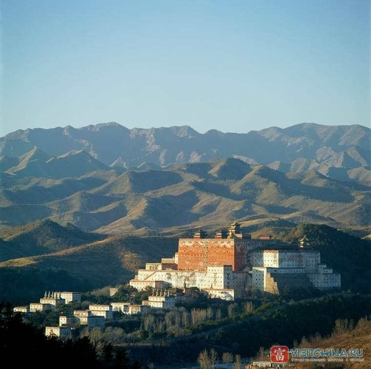 Горная императорская резиденция и окружающие его храмы  в Чэндэ 
