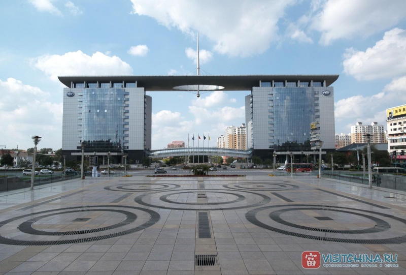 Здание компании FAW (First Automotive Works) - крупнейшей в Китае промышленной группы по выпуску автомобильной техники