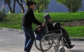 Китай принял закон, обязывающий детей посещать родителей