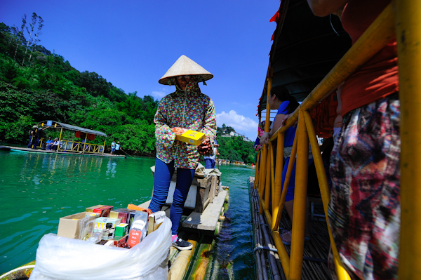 Вьетнамцы торгуют сувенирами для туристов
