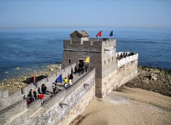 А это собственно и есть сама Голова Дракона. Конечно же современному путешественнику она предстает в востановленном виде. Но на самой ней под пластиком хранятся несколько больших камней из древней кладки этой башни...