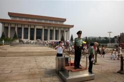 Караул у Мавзолея Мао Цзэдуна