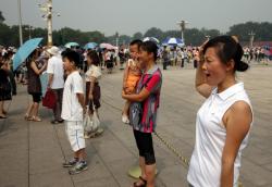 На площади Тяньаньмэнь всегда много туристов