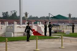 Смена караула у Национального флага