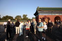 Множество туристов со всего мира посещают Храм неба, который является одним из основных символов Пекина и Древнего Китая.