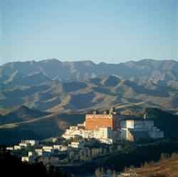 Горная императорская резиденция и окружающие его храмы  в Чэндэ 