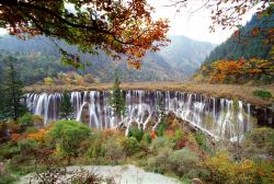 Цзючжайгоу находится на севере провинции Сычуань. Общая площадь составляет более 720 кв. км. Извилистая долина находится на высоте 4800 м над уровнем моря. Здесь обитают более 140 видов птиц и встречаются многие редкие и исчезающие виды животных и растений.
Заповедник находится в одноименном уезде Цзючжайгоу Аба-Тибетско-Цянского автономного округа провинции Сычуань. В долине Цзючжайгоу имеется несколько тибетских деревень, отсюда и название - «Долина девяти деревень». Площадь долины составляет 62 кв. км. Это единственный в Китае заповедник, главную часть которого занимают горные озера, водопады и травертиновые отмели. Эту живописную долину называют также «сказочным миром».
Символом Цзючжайгоу служат 118 озер, а 12 гор создают уникальный пейзаж долины. Здесь функционируют 6 пейзажных зон: Шучжэн, Ножи-ран, Цзяньянь, Чанхай, Чжажу, Тяньхай. Горы, смешанные леса, изумрудные озера, водопады сулят отдых и раскрепощение для любого туриста уставшего от суеты современного мегаполиса; быт, культура и ремесла компактно проживающих здесь тибетцев создают особый колорит данной местности.
Среди достопримечательностей долины наибольшей известностью пользуются озера и водопады. Чудная гладь озер открывает посетителям «мир без единой пылинки», а шум водопада уводит туристов в беззаботный и радостный мир.
Здесь обитают многие редкие виды животных, такие как панда, такин, 
золотистая курносая обезьяна, пятнистый олень. Кроме того, быт, нравы и яркая национальная одежда тибетцев и цянцев, проживающих здесь, просто очаровывают туристов.

Более подробную информацию можно получить на сайте: http://www.jiuzhai.com
